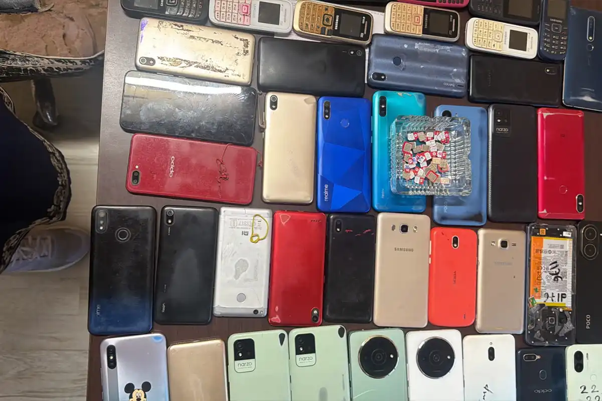 Kolkata fake call centre dating scam raid Kasba: राजडांगा में फर्जी डेटिंग सेवा के नाम पर चल रहे कॉल सेंटर पर छापा, 8 लोग गिरफ्तार