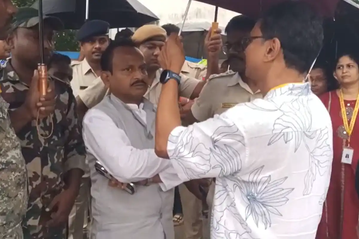 Kakdwip Trawler Accident: काकद्वीप ट्रॉलर हादसे के बाद मत्स्य मंत्री ने प्रभावित परिवारों से की मुलाकात