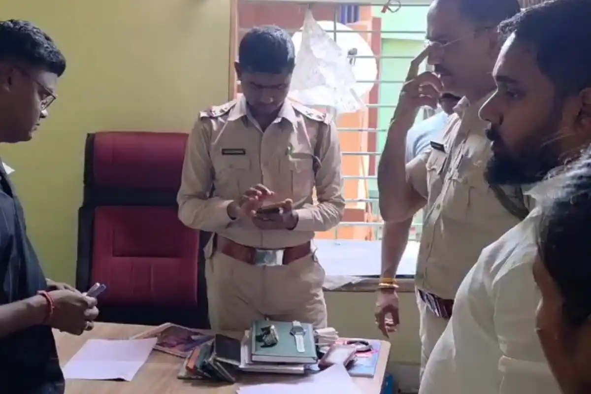 Naihati Online Job Fraud Arrest: नौकरी दिलाने का झांसा देकर ऑनलाइन ठगी, चार महिलाएं और दो पुरुष पुलिस की पकड़ में