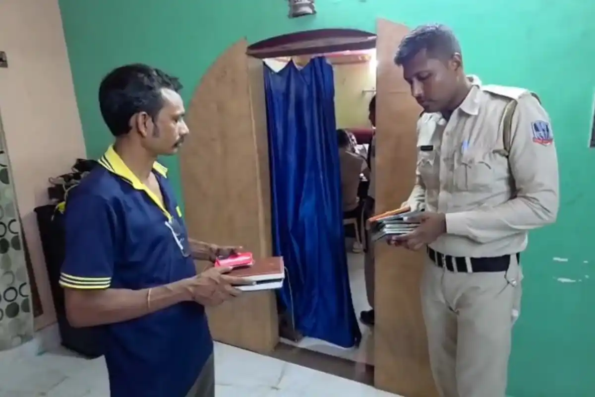 Naihati Online Job Fraud Arrest: नौकरी दिलाने का झांसा देकर ऑनलाइन ठगी, चार महिलाएं और दो पुरुष पुलिस की पकड़ में