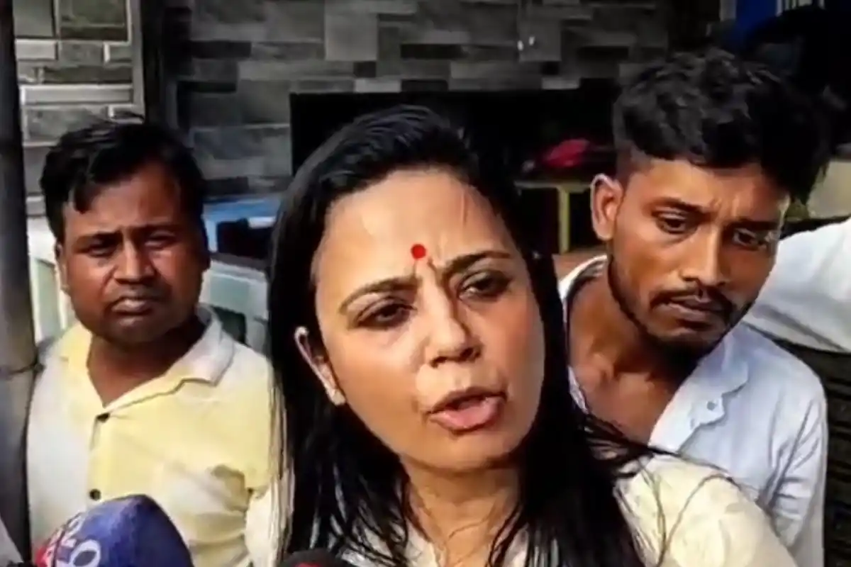 Mahua Moitra Kalighat Media Interaction: कालीघाट में ममता बनर्जी के घर के बाहर पत्रकारों से बात करते हुए महुआ मोइत्रा ने कई पोस्टों को लेकर अपना जवाब दिया।