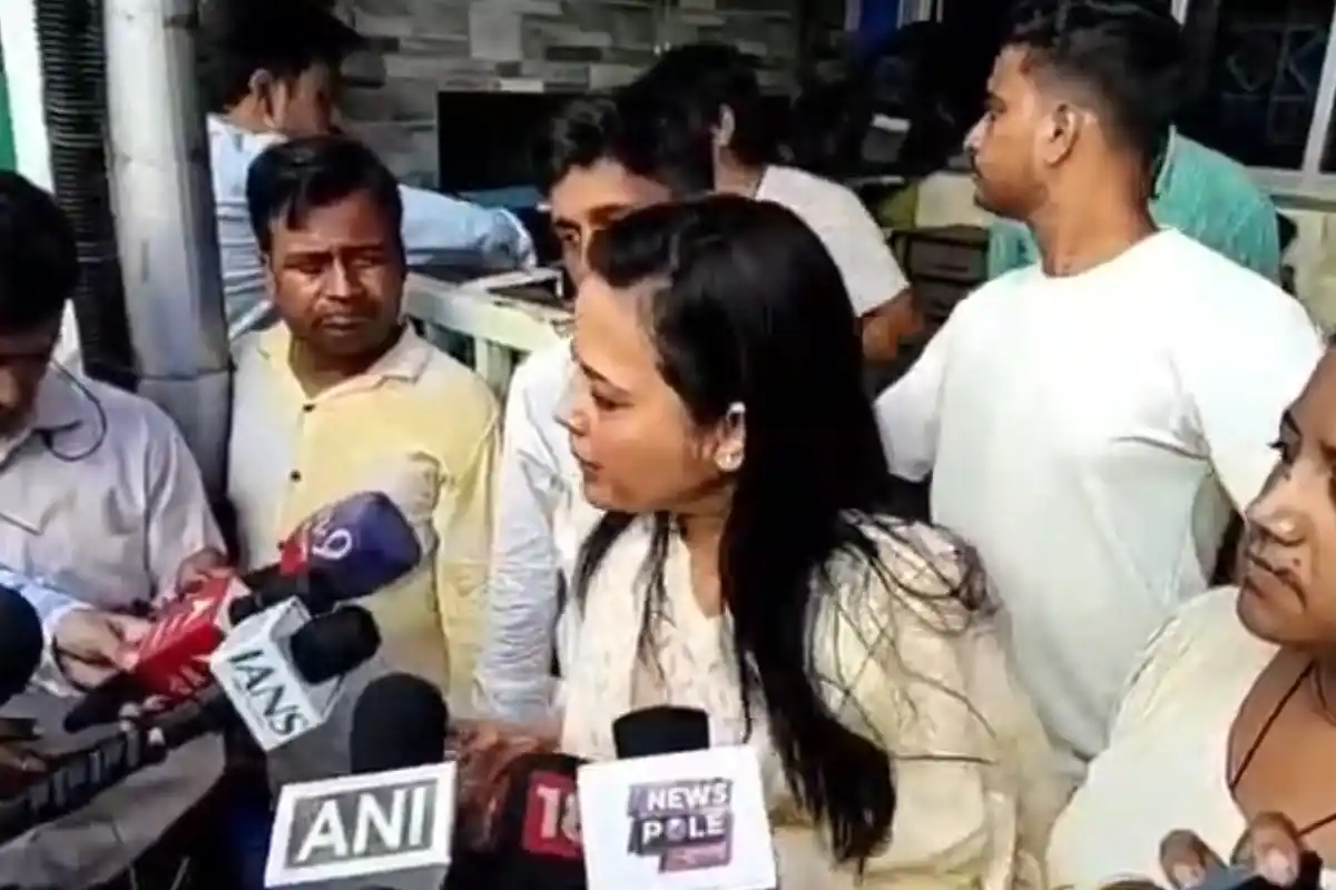 Mahua Moitra Kalighat Media Interaction: कालीघाट में ममता बनर्जी के घर के बाहर पत्रकारों से बात करते हुए महुआ मोइत्रा ने कई पोस्टों को लेकर अपना जवाब दिया।