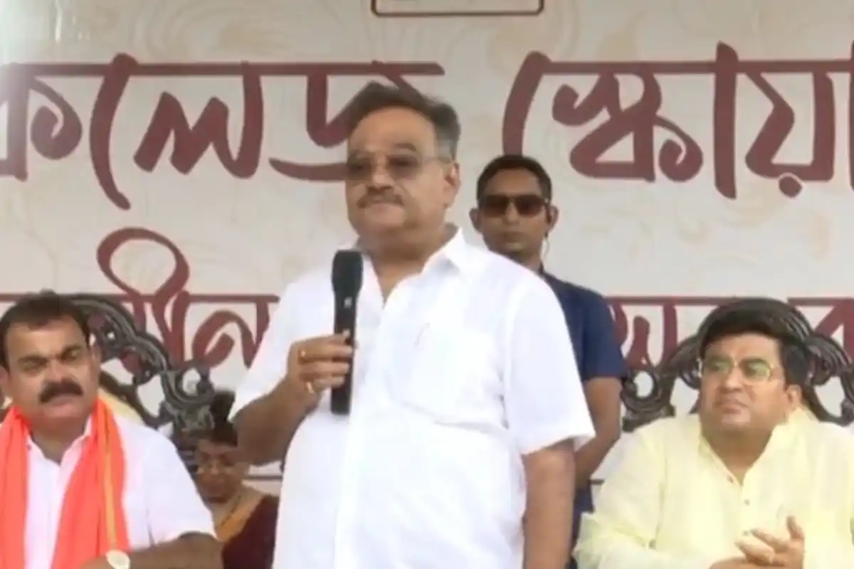 College Square Durga Puja Khuti Puja Samik Bhattacharya: कॉलेज स्क्वायर सार्वजनिक दुर्गा पूजा की खूंटी पूजा से हुई शुरुआत, शामिल हुए शमीक भट्टाचार्य