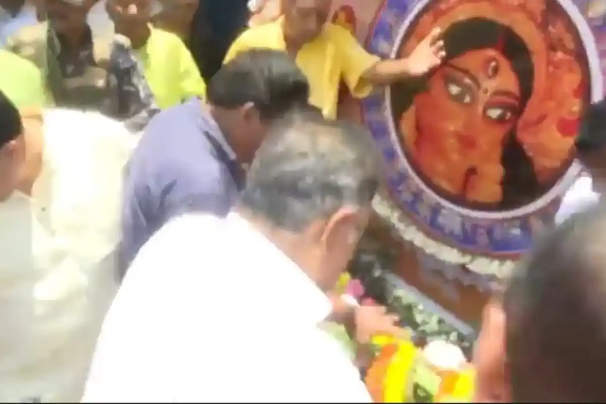 College Square Durga Puja Khuti Puja Samik Bhattacharya: कॉलेज स्क्वायर सार्वजनिक दुर्गा पूजा की खूंटी पूजा से हुई शुरुआत, शामिल हुए शमीक भट्टाचार्य