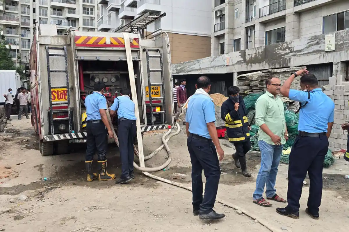 Nagpur Ganeshpeth under construction building fire: गणेशपेठ की निर्माणाधीन इमारत में लगी भीषण आग, पार्किंग में रखा निर्माण सामान जलकर राख
