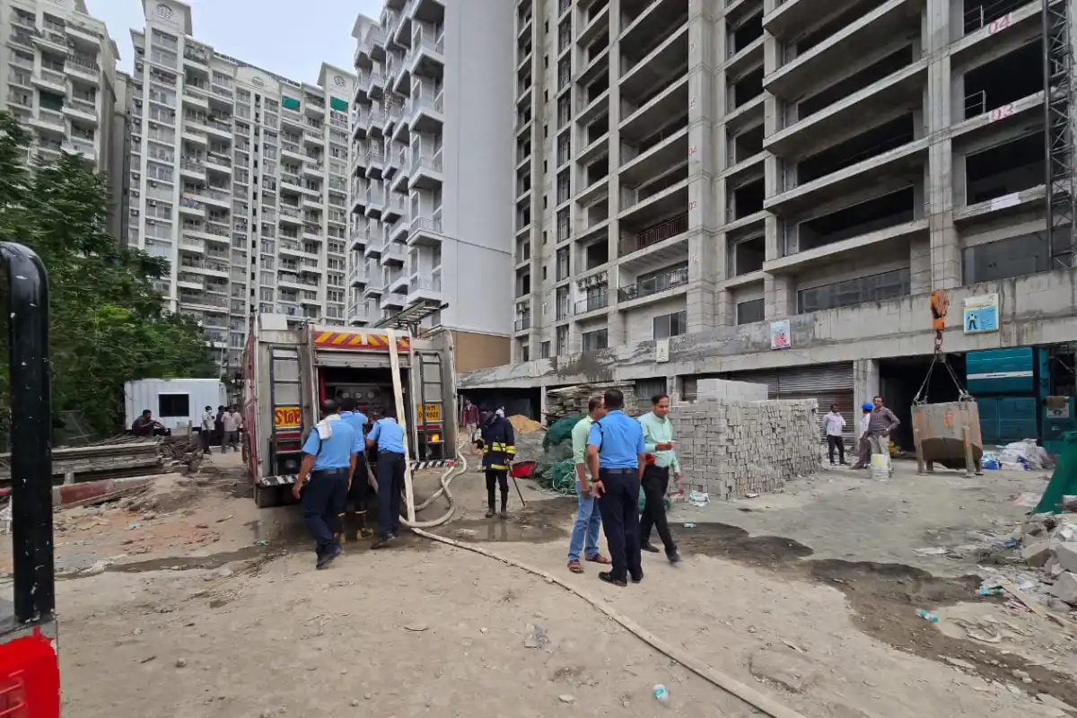 Nagpur Ganeshpeth under construction building fire: गणेशपेठ की निर्माणाधीन इमारत में लगी भीषण आग, पार्किंग में रखा निर्माण सामान जलकर राख
