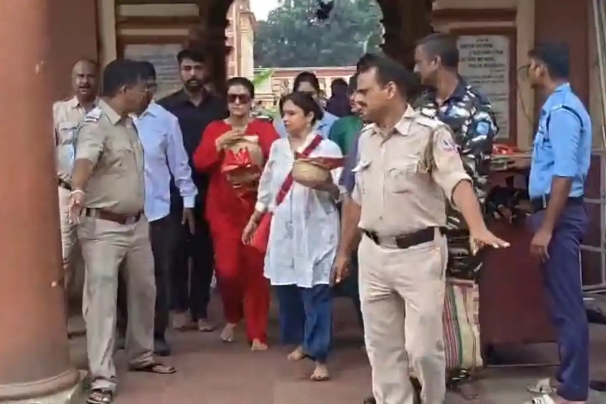 Kajol Devgan Dakshineswar Kali Temple Visit: दक्षिणेश्वर मां भवतारिणी मंदिर में अभिनेत्री काजल ने सुबह की पूजा, पूरी सुरक्षा व्यवस्था के बीच हुई पूजा