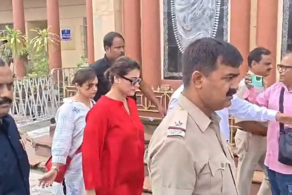 Kajol Devgan Dakshineswar Kali Temple Visit: दक्षिणेश्वर मां भवतारिणी मंदिर में अभिनेत्री काजल ने सुबह की पूजा, पूरी सुरक्षा व्यवस्था के बीच हुई पूजा