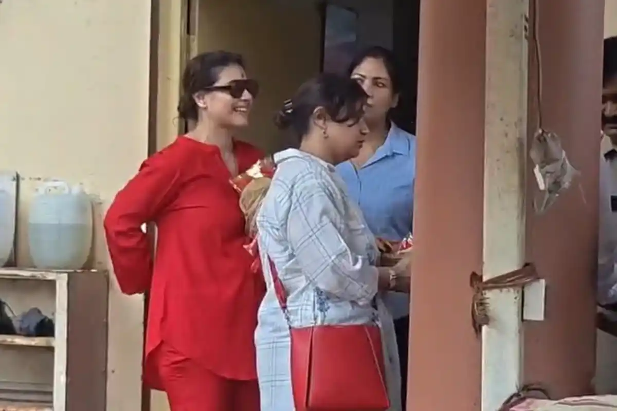 Kajol Devgan Dakshineswar Kali Temple Visit: दक्षिणेश्वर मां भवतारिणी मंदिर में अभिनेत्री काजल ने सुबह की पूजा, पूरी सुरक्षा व्यवस्था के बीच हुई पूजा
