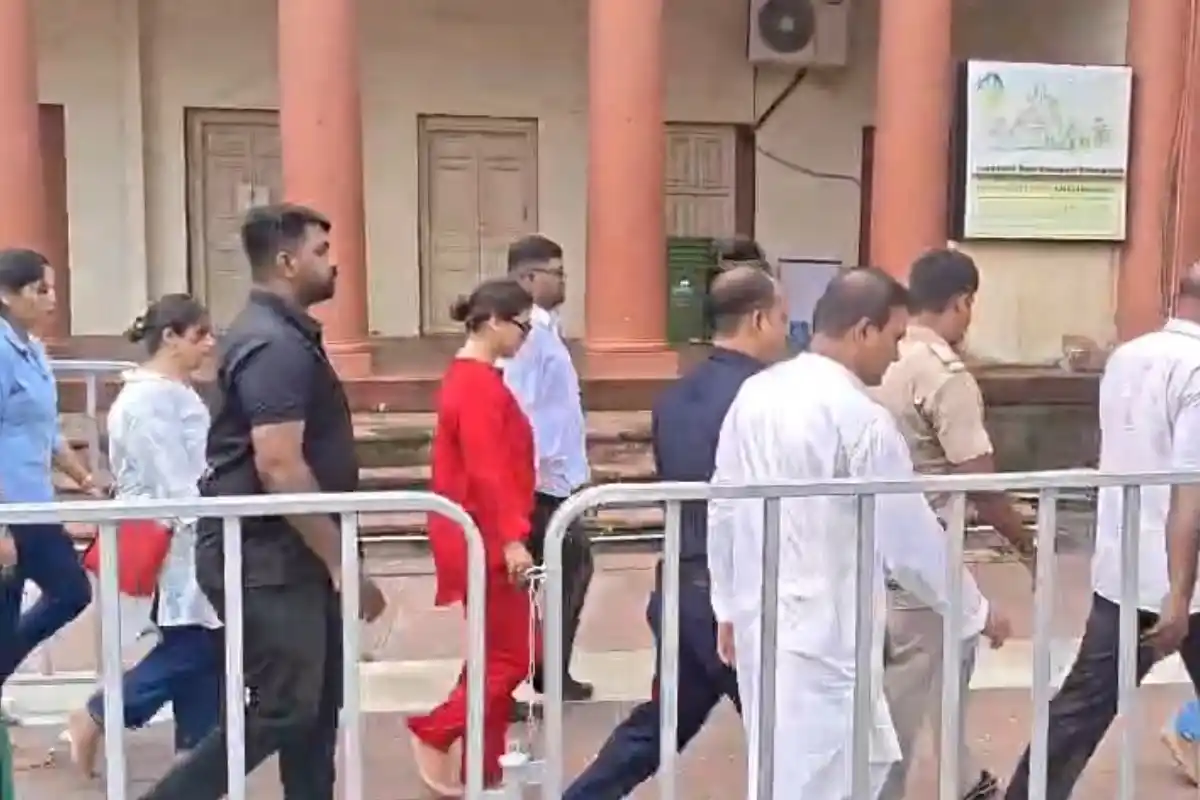 Kajol Devgan Dakshineswar Kali Temple Visit: दक्षिणेश्वर मां भवतारिणी मंदिर में अभिनेत्री काजल ने सुबह की पूजा, पूरी सुरक्षा व्यवस्था के बीच हुई पूजा