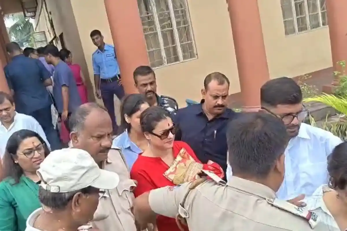 Kajol Devgan Dakshineswar Kali Temple Visit: दक्षिणेश्वर मां भवतारिणी मंदिर में अभिनेत्री काजल ने सुबह की पूजा, पूरी सुरक्षा व्यवस्था के बीच हुई पूजा