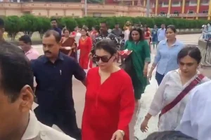 Kajol Devgan Dakshineswar Kali Temple Visit: दक्षिणेश्वर मां भवतारिणी मंदिर में अभिनेत्री काजल ने सुबह की पूजा, पूरी सुरक्षा व्यवस्था के बीच हुई पूजा