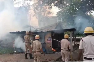 Durgapur Gandhi More hotel fire: दुर्गापुर के गांधी मोड़ स्थित छोटे होटल में भीषण आग, लाखों रुपये का सामान जलकर राख