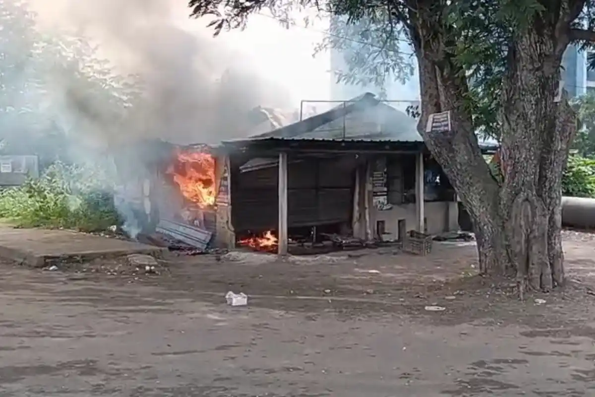 Durgapur Gandhi More hotel fire: दुर्गापुर के गांधी मोड़ स्थित छोटे होटल में भीषण आग, लाखों रुपये का सामान जलकर राख