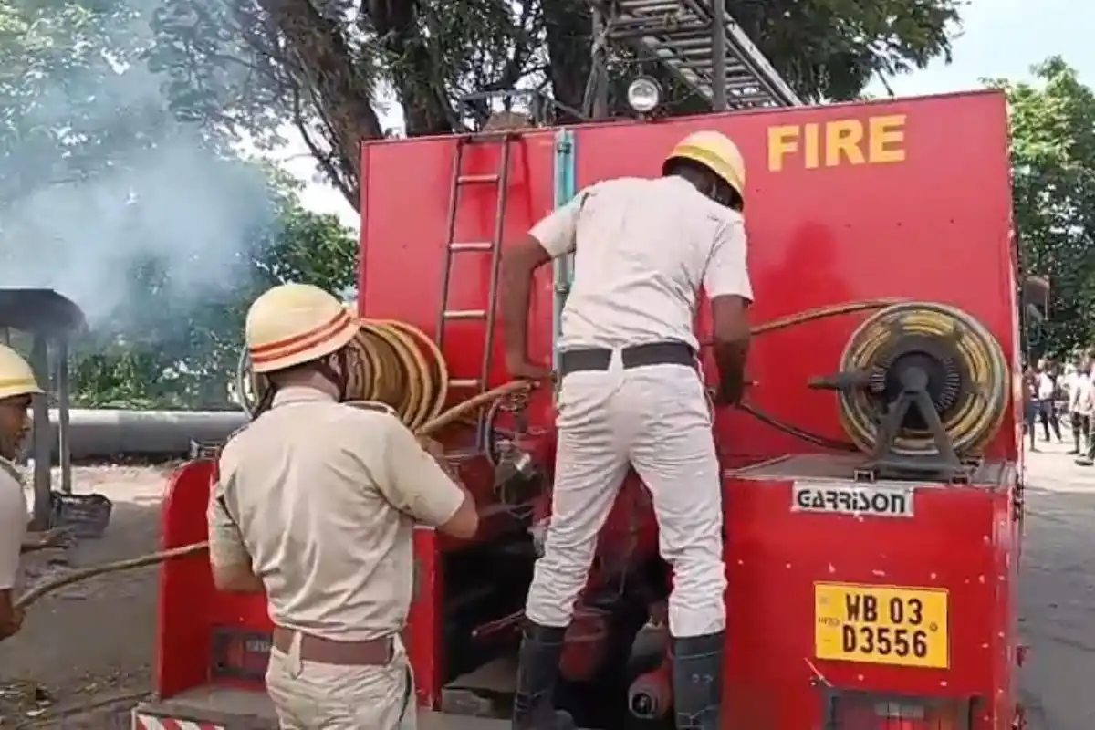 Durgapur Gandhi More hotel fire: दुर्गापुर के गांधी मोड़ स्थित छोटे होटल में भीषण आग, लाखों रुपये का सामान जलकर राख