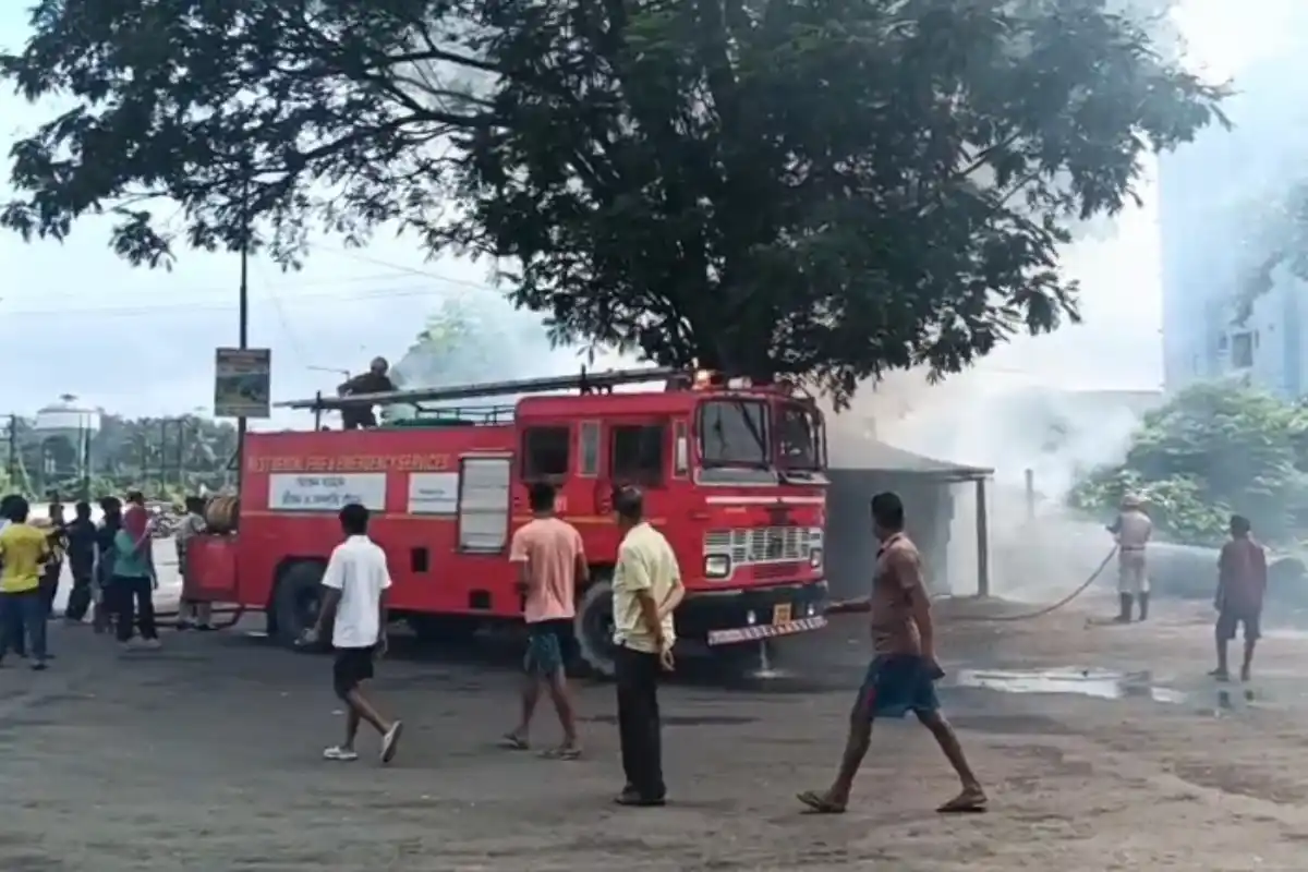 Durgapur Gandhi More hotel fire: दुर्गापुर के गांधी मोड़ स्थित छोटे होटल में भीषण आग, लाखों रुपये का सामान जलकर राख
