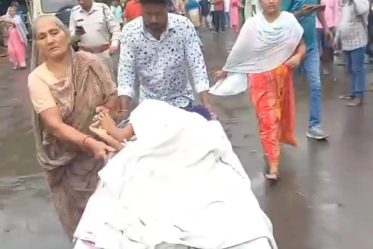 Murshidabad Berhampore school van train collision: मुर्शिदाबाद में स्कूल वैन को ट्रेन ने मारी टक्कर, 3 बच्चों की मौत, कई घायल