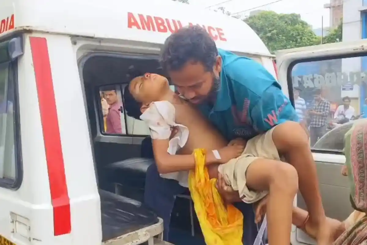 Murshidabad Berhampore school van train collision: मुर्शिदाबाद में स्कूल वैन को ट्रेन ने मारी टक्कर, 3 बच्चों की मौत, कई घायल
