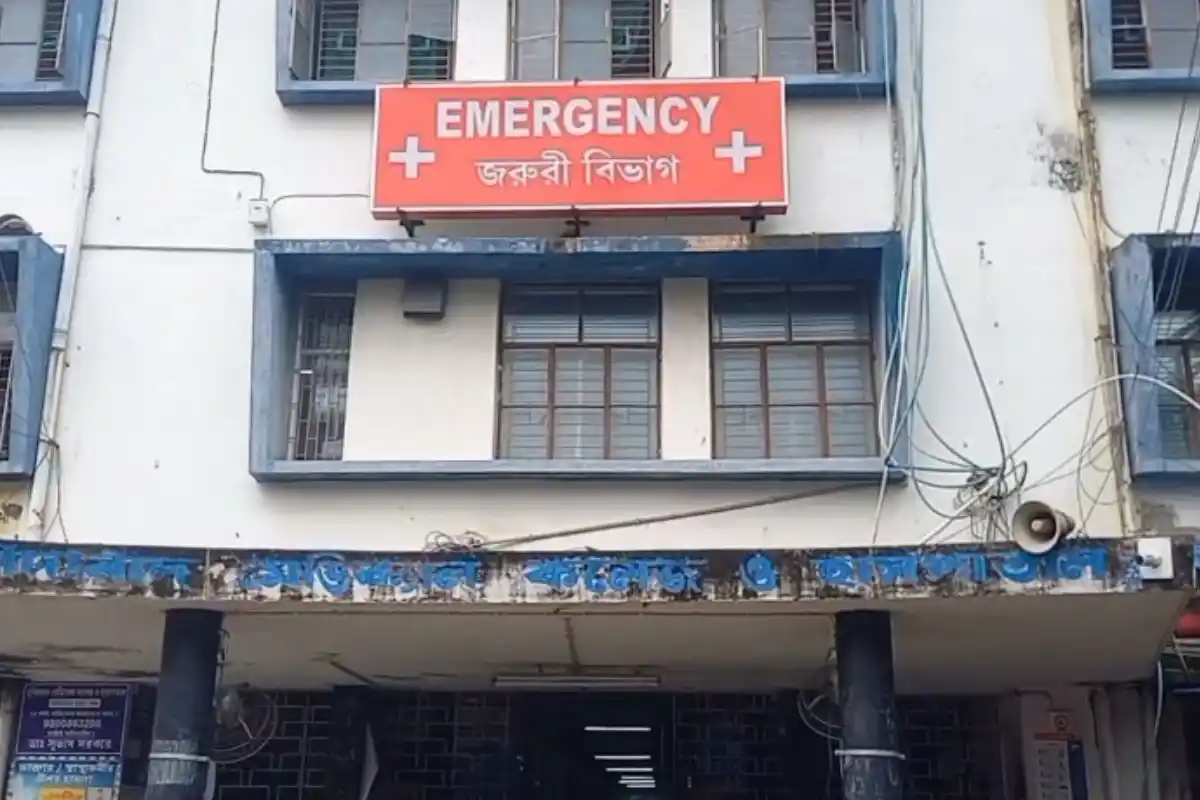 Murshidabad Berhampore school van train collision: मुर्शिदाबाद में स्कूल वैन को ट्रेन ने मारी टक्कर, 3 बच्चों की मौत, कई घायल