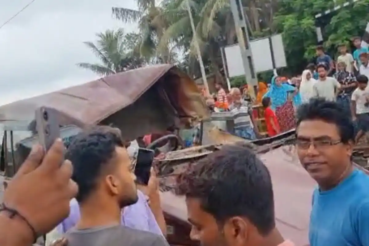Murshidabad Berhampore school van train collision: मुर्शिदाबाद में स्कूल वैन को ट्रेन ने मारी टक्कर, 3 बच्चों की मौत, कई घायल