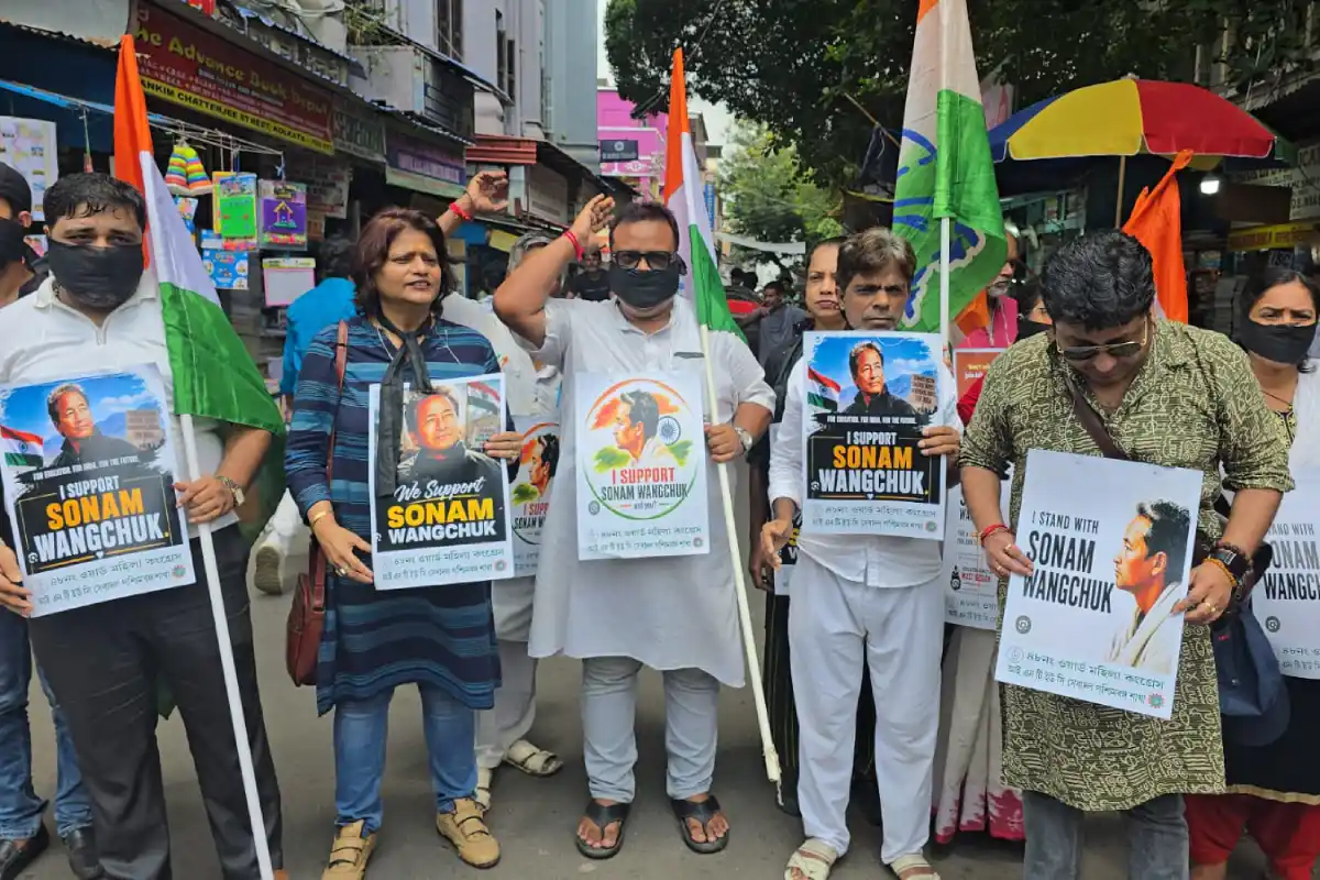 Kolkata INTUC paper leak silent protest: प्रश्नपत्र लीक के विरोध में कोलकाता में आईएनटीयूसी सेवादल का मौन धिक्कार मार्च
