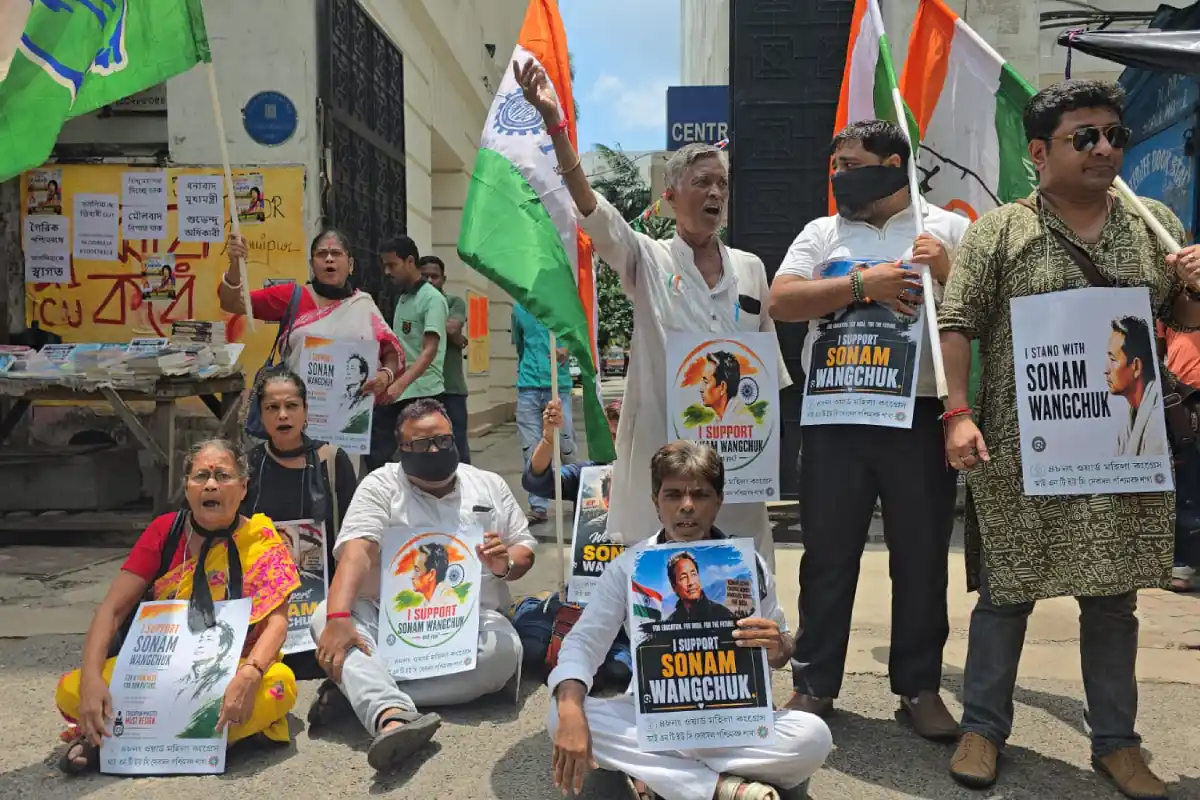 Kolkata INTUC paper leak silent protest: प्रश्नपत्र लीक के विरोध में कोलकाता में आईएनटीयूसी सेवादल का मौन धिक्कार मार्च