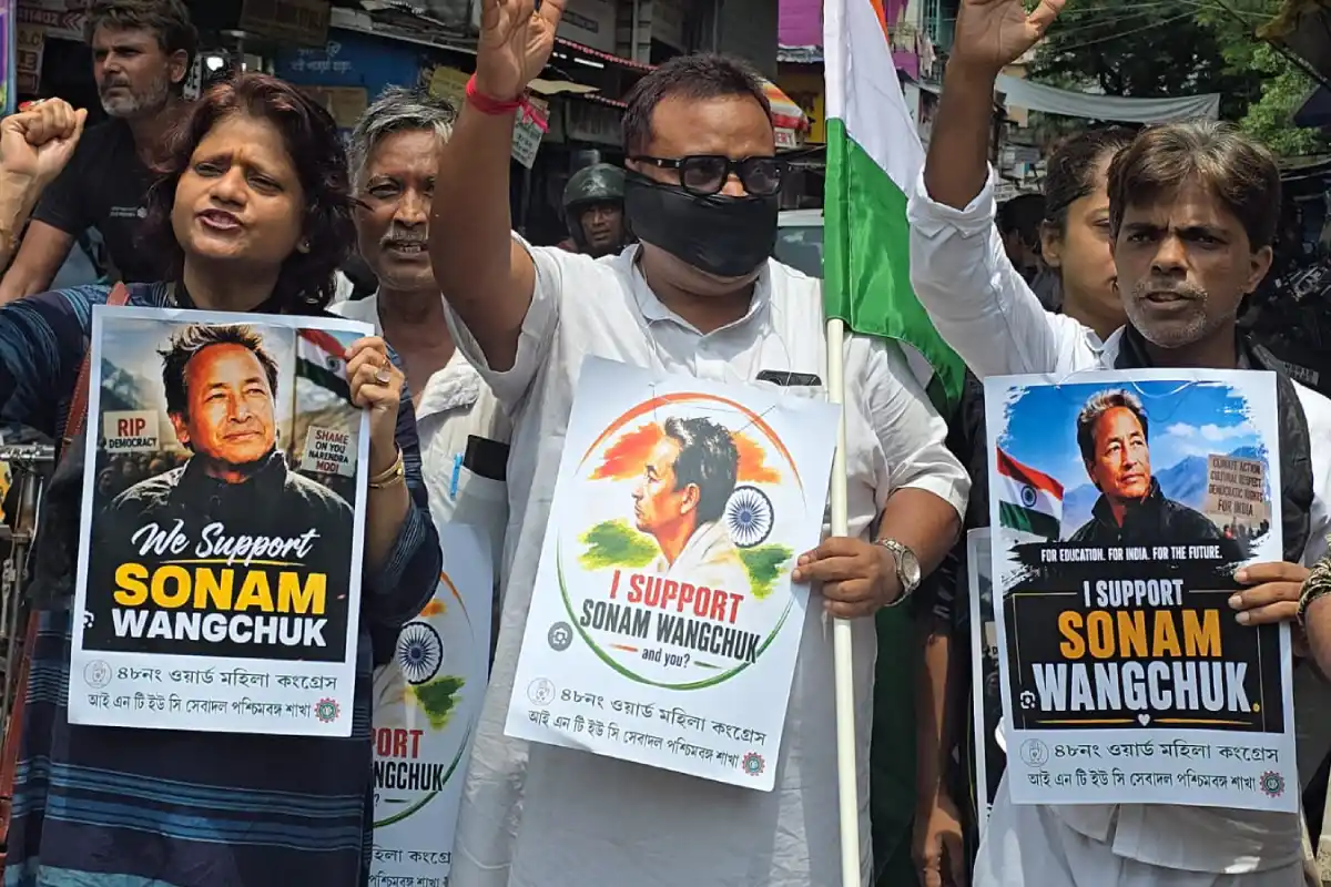 Kolkata INTUC paper leak silent protest: प्रश्नपत्र लीक के विरोध में कोलकाता में आईएनटीयूसी सेवादल का मौन धिक्कार मार्च