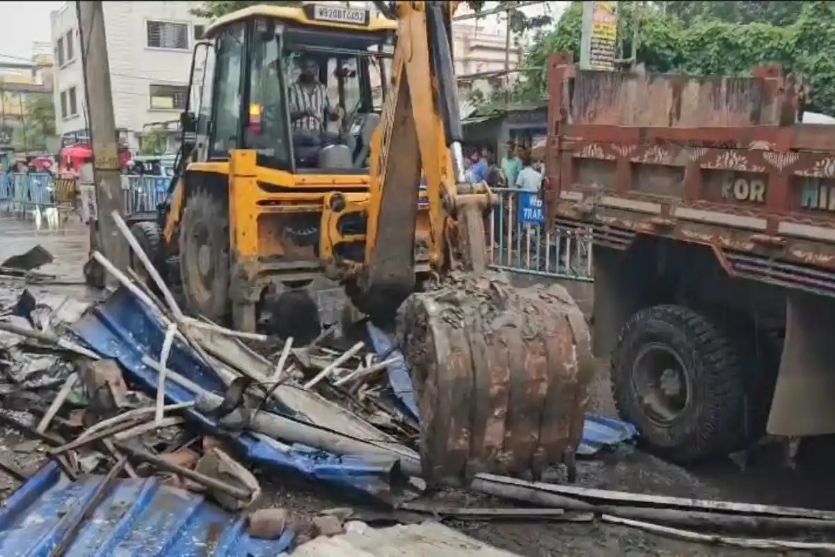 Abhishek Banerjee Amtala Office Bulldozer: आमतला में अभिषेक बनर्जी के पांच मंजिला कार्यालय पर बुलडोजर, अवैध निर्माण के आरोप में कार्रवाई