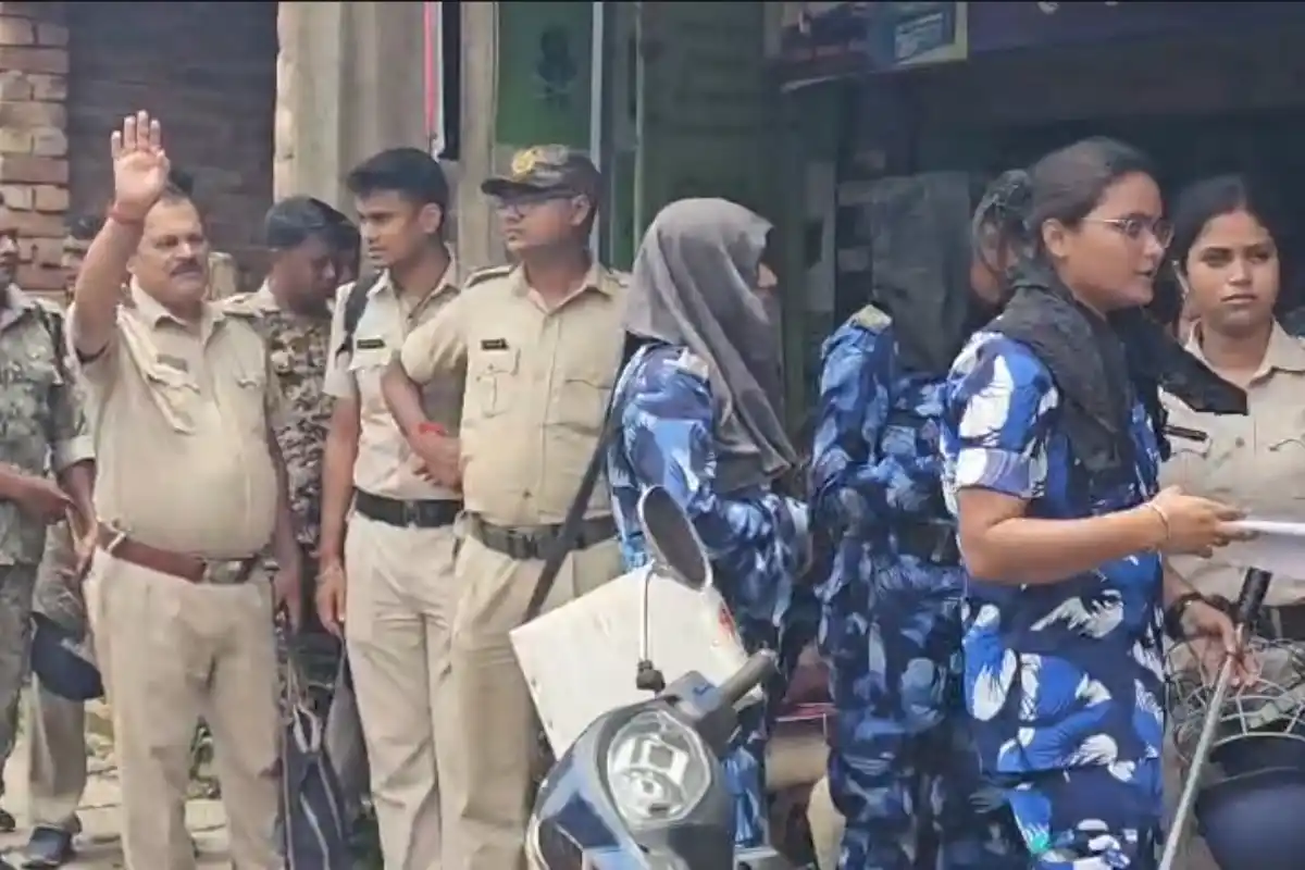 Abhishek Banerjee Amtala Office Bulldozer: आमतला में अभिषेक बनर्जी के पांच मंजिला कार्यालय पर बुलडोजर, अवैध निर्माण के आरोप में कार्रवाई
