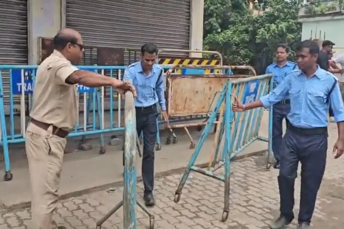 Abhishek Banerjee Amtala Office Bulldozer: आमतला में अभिषेक बनर्जी के पांच मंजिला कार्यालय पर बुलडोजर, अवैध निर्माण के आरोप में कार्रवाई