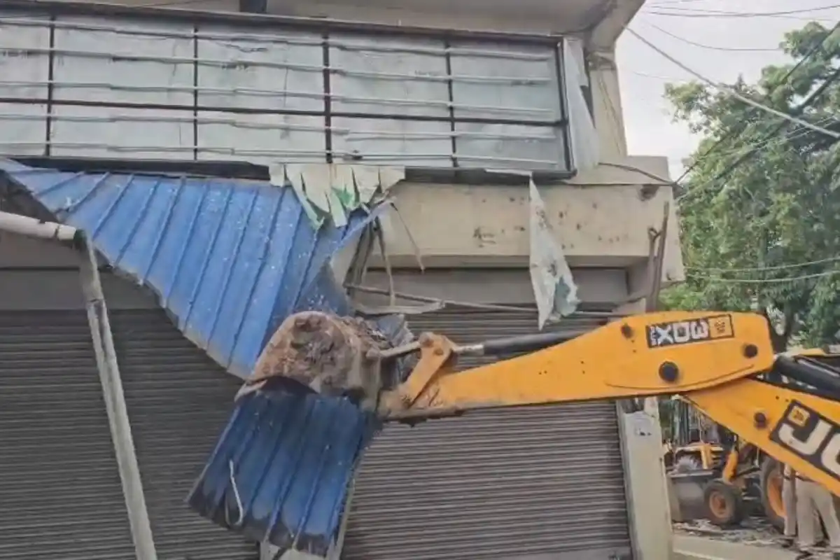 Abhishek Banerjee Amtala Office Bulldozer: आमतला में अभिषेक बनर्जी के पांच मंजिला कार्यालय पर बुलडोजर, अवैध निर्माण के आरोप में कार्रवाई