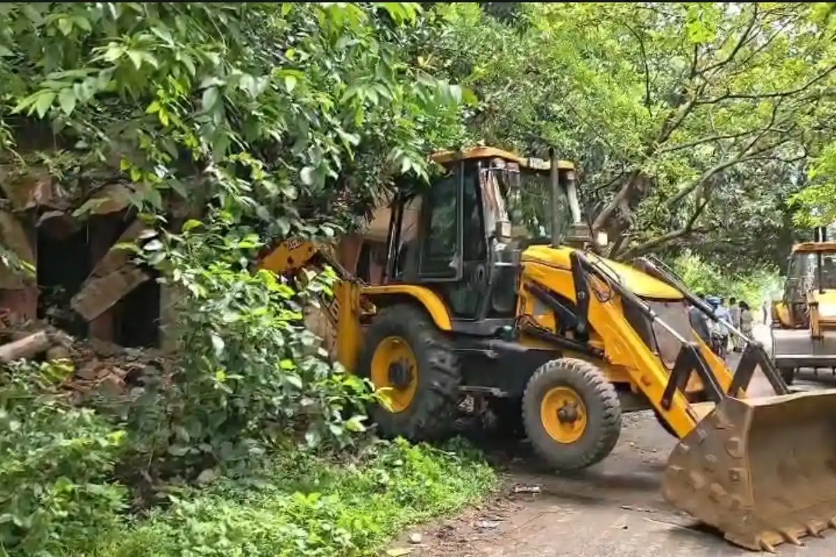 DVC Maithon eviction drive: माइथन में डिविसी ने दखल हटाने की कार्रवाई शुरू की, सौ से अधिक पुराने मकानों को बुलडोजर से तोड़ा जा रहा है