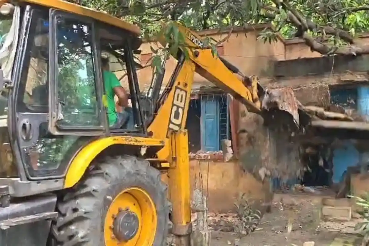 DVC Maithon eviction drive: माइथन में डिविसी ने दखल हटाने की कार्रवाई शुरू की, सौ से अधिक पुराने मकानों को बुलडोजर से तोड़ा जा रहा है