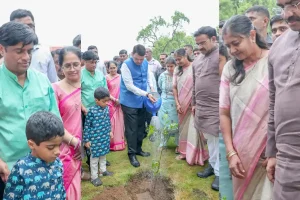 CM Devendra Fadnavis Mission Orange City Orange Tree Plantation: मुख्यमंत्री देवेंद्र फडणवीस ने नागपुर में संतरे का पौधा लगाकर पर्यावरण संरक्षण और हरित विकास का संदेश दिया