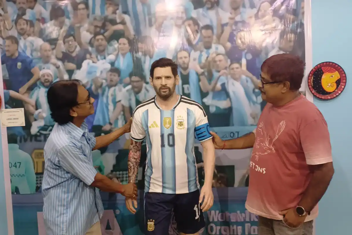 Asansol Messi wax statue puja: आसनसोल के कलाकार ने मेस्सी की मोम की मूर्ति की पूजा कर विश्व कप जीत की उम्मीद जताई
