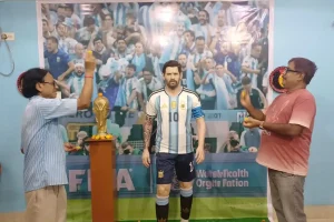 Asansol Messi wax statue puja: आसनसोल के कलाकार ने मेस्सी की मोम की मूर्ति की पूजा कर विश्व कप जीत की उम्मीद जताई