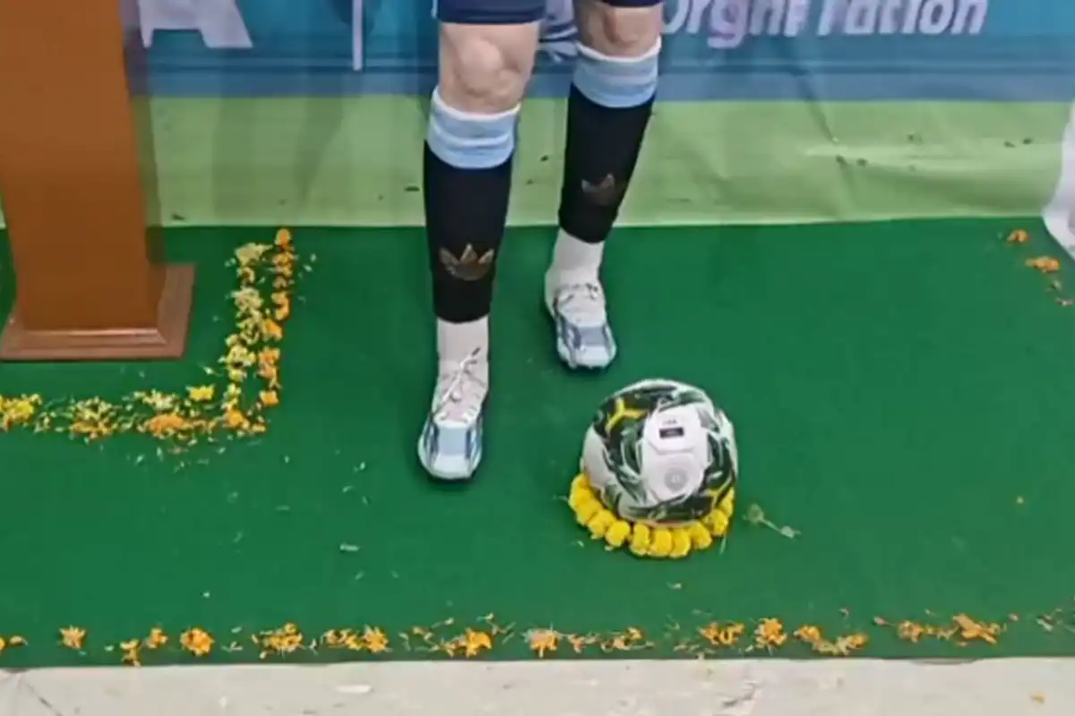 Asansol Messi wax statue puja: आसनसोल के कलाकार ने मेस्सी की मोम की मूर्ति की पूजा कर विश्व कप जीत की उम्मीद जताई
