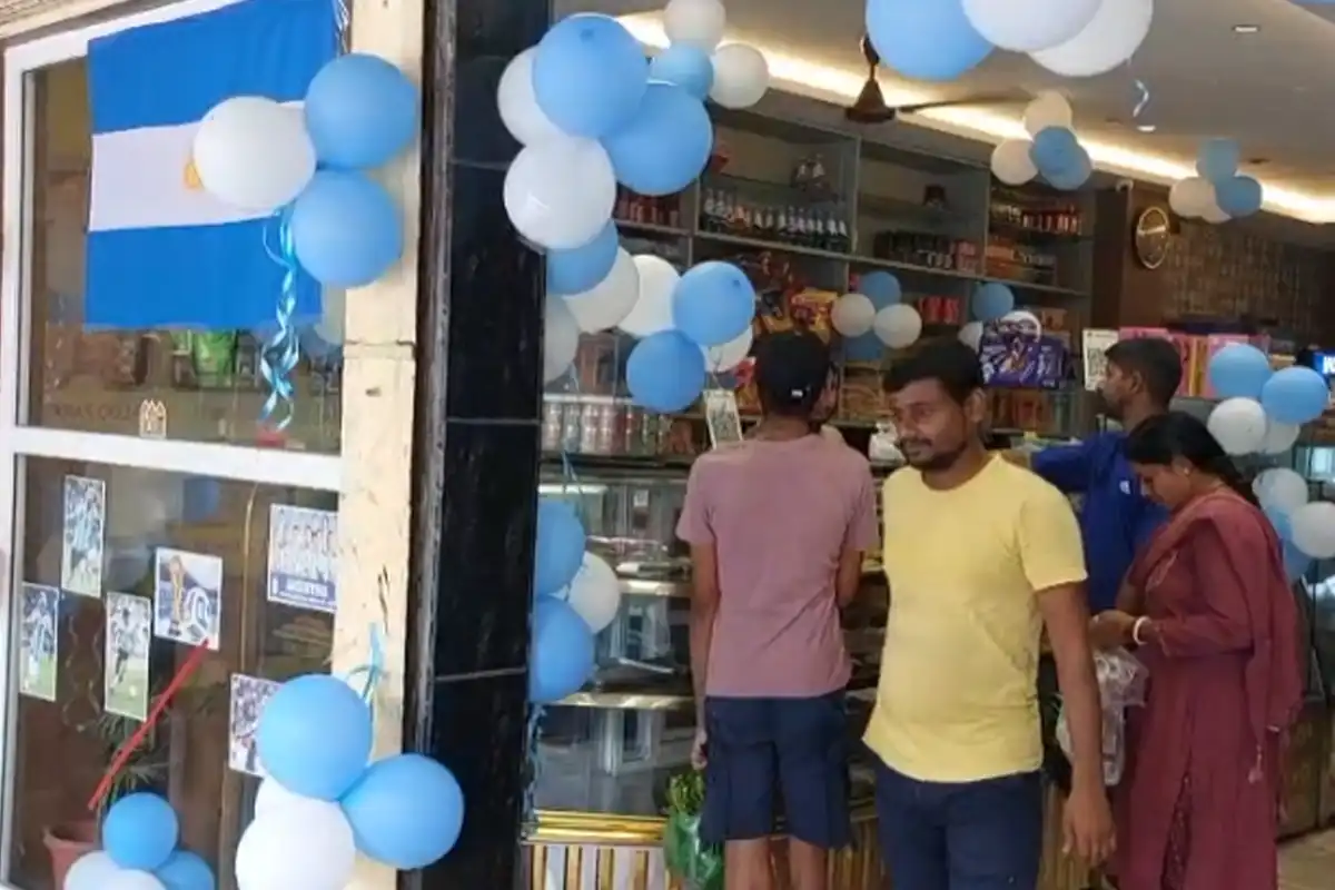 Argentina Theme Sweets Siliguri: विश्व कप फाइनल के जोश में सिलीगुड़ी की दुकान पर अर्जेंटीना थीम वाली मिठाइयों के लिए उमड़ी भारी भीड़