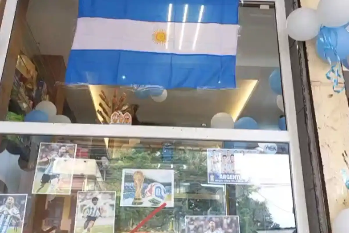 Argentina Theme Sweets Siliguri: विश्व कप फाइनल के जोश में सिलीगुड़ी की दुकान पर अर्जेंटीना थीम वाली मिठाइयों के लिए उमड़ी भारी भीड़