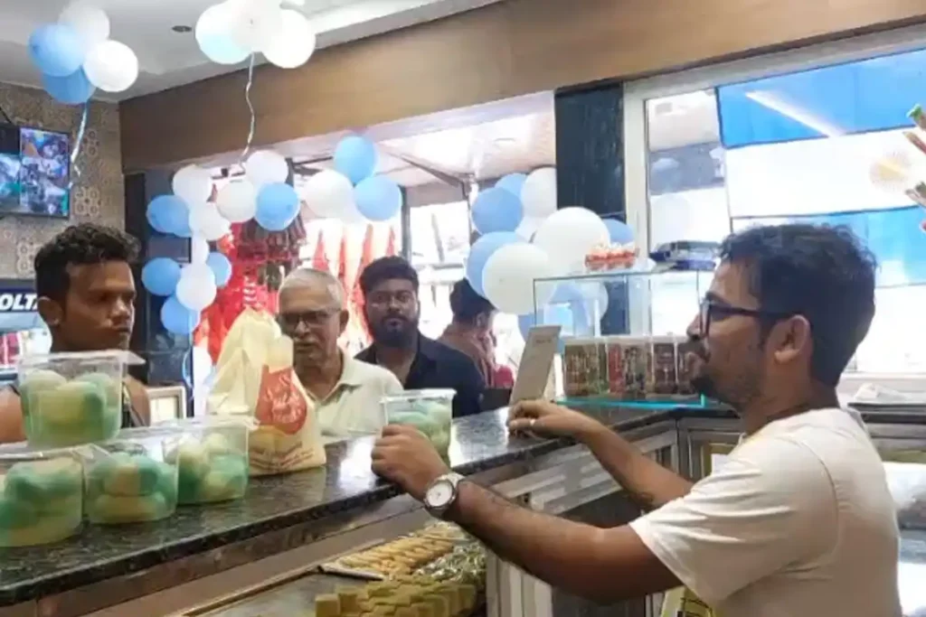 Argentina Theme Sweets Siliguri: विश्व कप फाइनल के जोश में सिलीगुड़ी की दुकान पर अर्जेंटीना थीम वाली मिठाइयों के लिए उमड़ी भारी भीड़