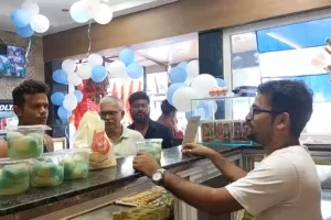 Argentina Theme Sweets Siliguri: विश्व कप फाइनल के जोश में सिलीगुड़ी की दुकान पर अर्जेंटीना थीम वाली मिठाइयों के लिए उमड़ी भारी भीड़