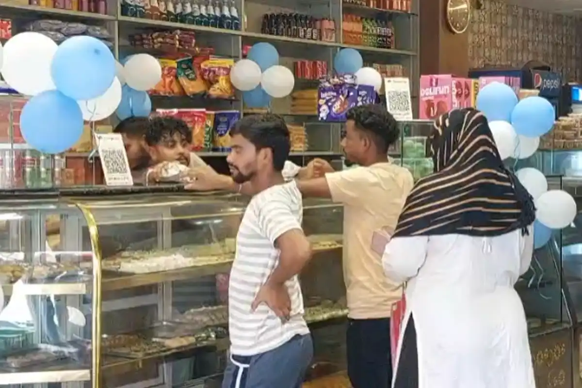 Argentina Theme Sweets Siliguri: विश्व कप फाइनल के जोश में सिलीगुड़ी की दुकान पर अर्जेंटीना थीम वाली मिठाइयों के लिए उमड़ी भारी भीड़