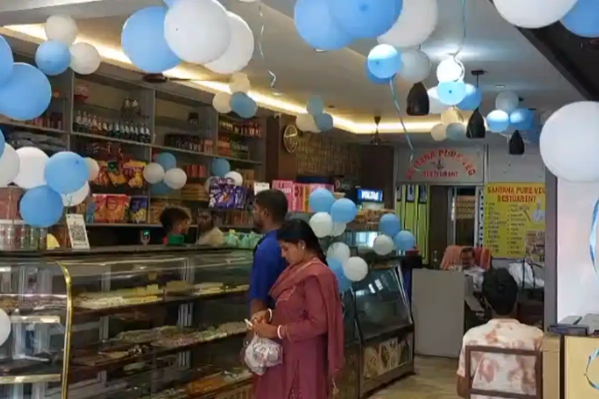 Argentina Theme Sweets Siliguri: विश्व कप फाइनल के जोश में सिलीगुड़ी की दुकान पर अर्जेंटीना थीम वाली मिठाइयों के लिए उमड़ी भारी भीड़