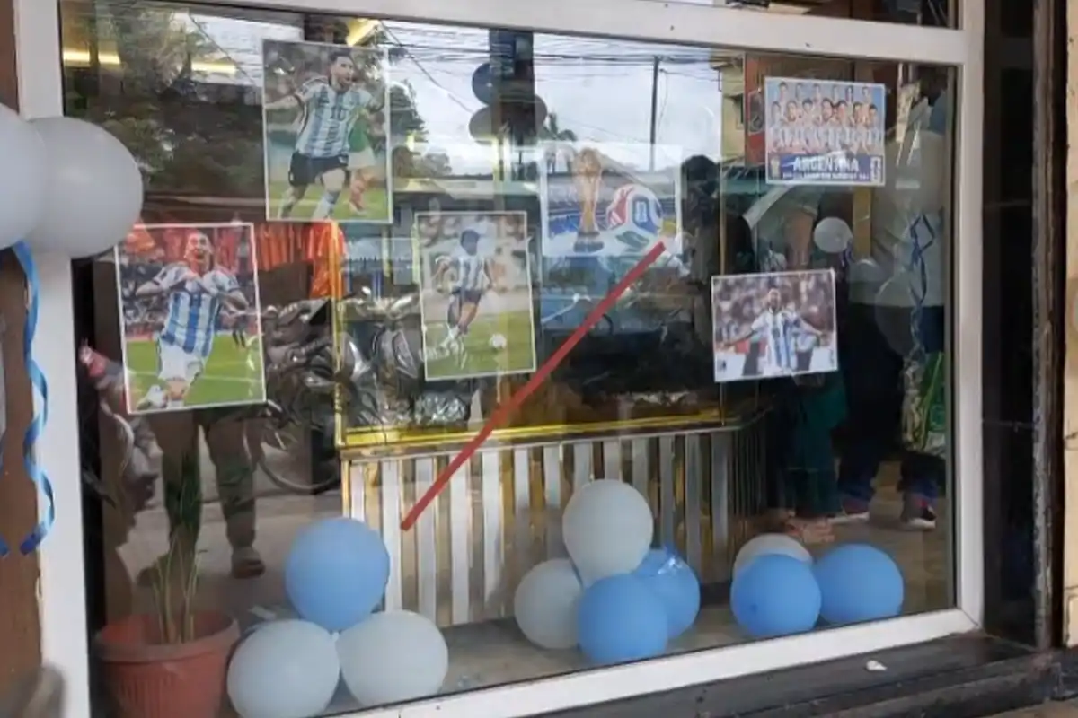Argentina Theme Sweets Siliguri: विश्व कप फाइनल के जोश में सिलीगुड़ी की दुकान पर अर्जेंटीना थीम वाली मिठाइयों के लिए उमड़ी भारी भीड़