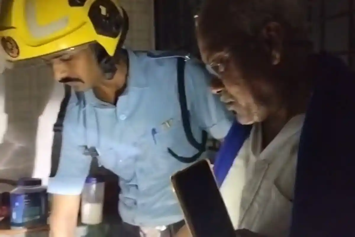 Punjab National Bank Building Fire Short Circuit Controlled In 3 Minutes: नागपुर में पंजाब नेशनल बैंक की इमारत में शॉर्ट सर्किट से लगी आग, 3 मिनट में पाया गया काबू