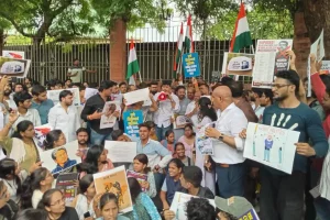 Nagpur Shiv Sena UBT protest Sonam Wangchuk support: संविधान चौक पर सोनम वांगचुक और अभिजीत दीपके के समर्थन में शिवसेना का प्रदर्शन