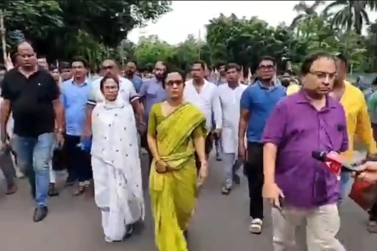 Mamata Banerjee Inspects 21 July Stage Vandalism: 21 जुलाई मंच पर तोड़फोड़ के बाद ममता बनर्जी ने सुबह पहुंचकर स्थिति का निरीक्षण किया