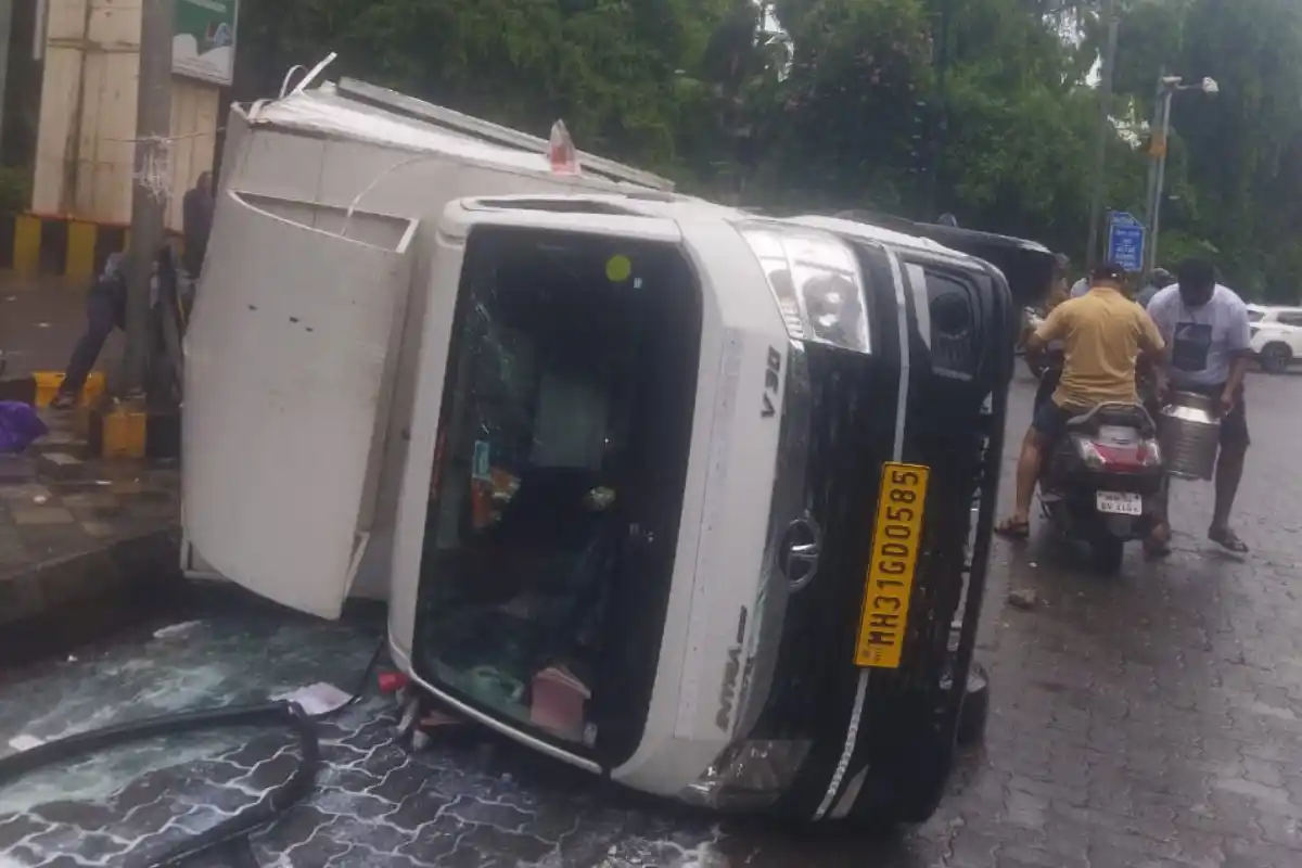 Ambazari Road ST Bus Milk vehicle Accident: नागपुर के अंबाझरी रोड चौक पर एसटी बस और दूध से भरे वाहन की जोरदार टक्कर, कई लोग घायल, बड़ा हादसा टला