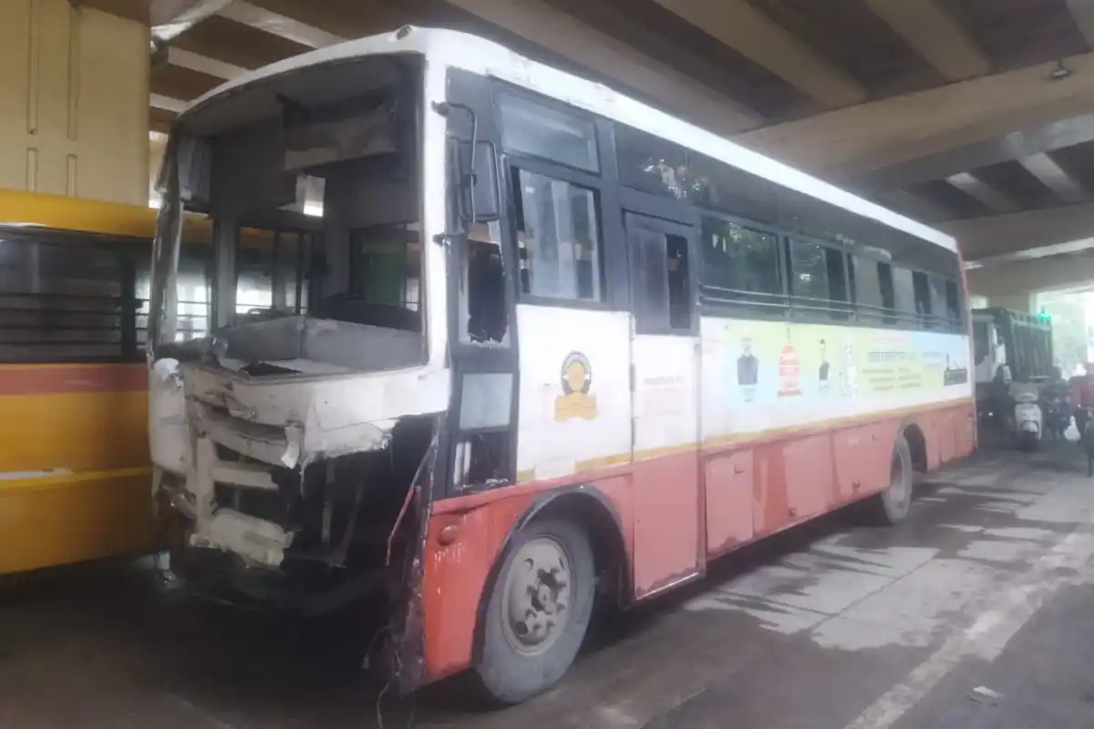 Ambazari Road ST Bus Milk vehicle Accident: नागपुर के अंबाझरी रोड चौक पर एसटी बस और दूध से भरे वाहन की जोरदार टक्कर, कई लोग घायल, बड़ा हादसा टला