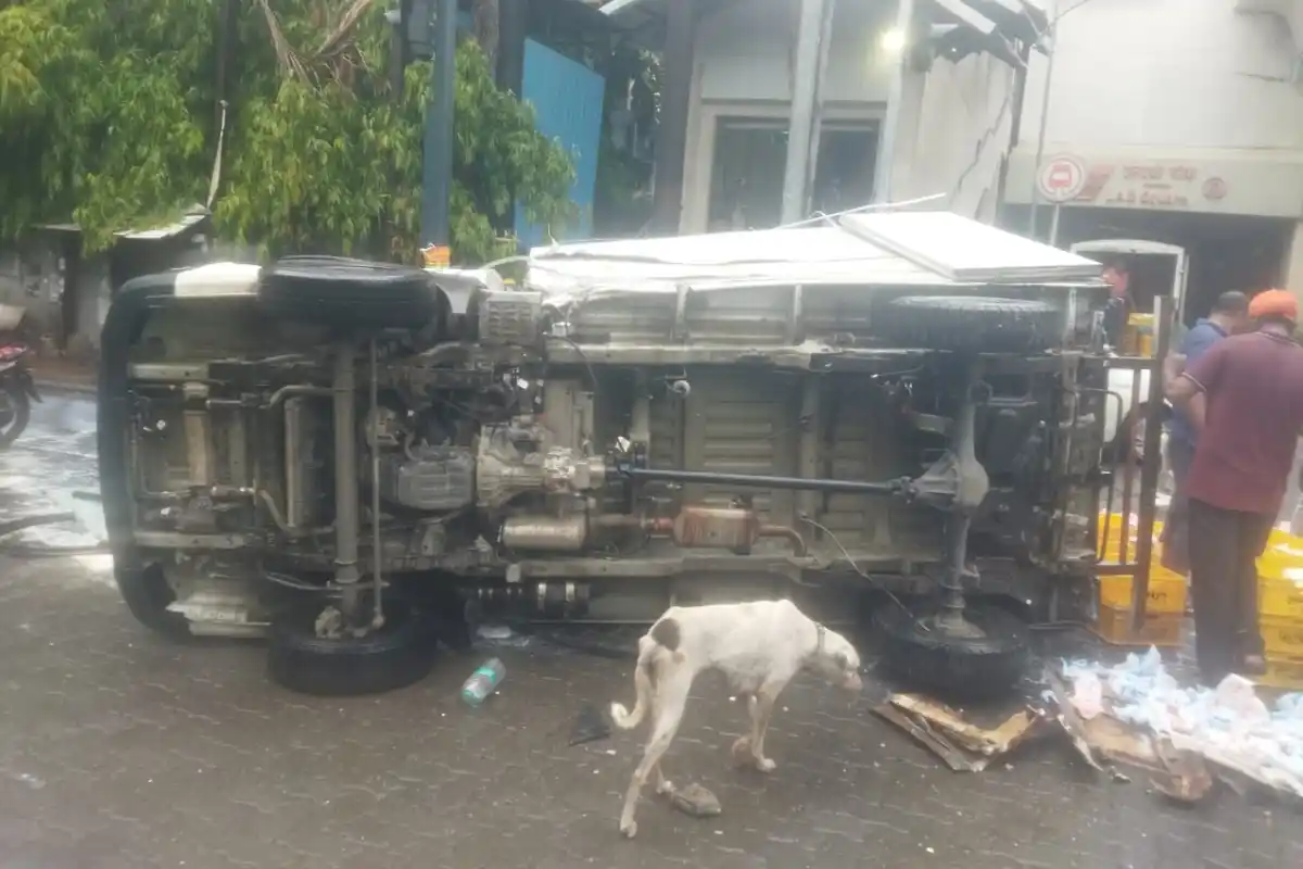 Ambazari Road ST Bus Milk vehicle Accident: नागपुर के अंबाझरी रोड चौक पर एसटी बस और दूध से भरे वाहन की जोरदार टक्कर, कई लोग घायल, बड़ा हादसा टला